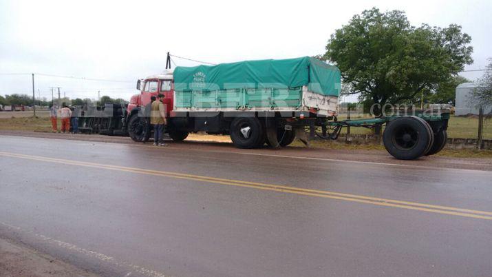 Camioacuten perdioacute su acoplado en el acceso a Quimiiacute