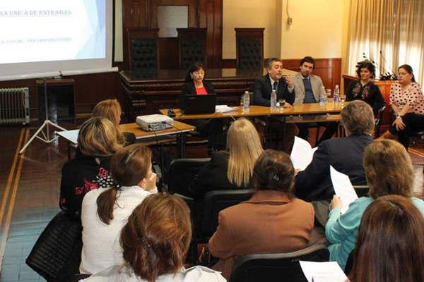 Capacitan a personal para desempentildearse en la Mesa Uacutenica de Entradas