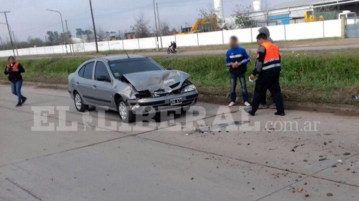 Fuerte choque entre un auto y una camioneta