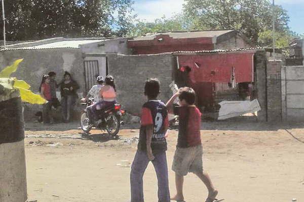 Alguien gritoacute ha muerto y varios sujetos  atacaron la casa de Veneno para vengarse