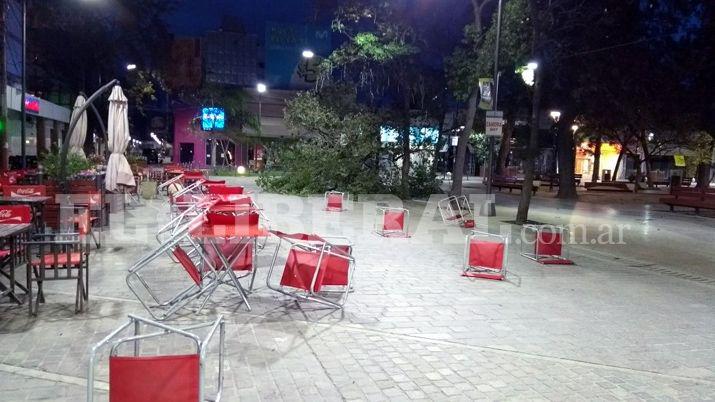 Videos  Fuertes raacutefagas de viento sorprendieron a Santiago