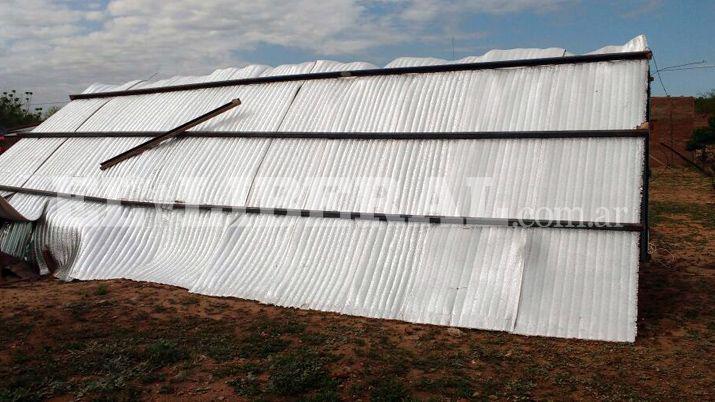 El viento voloacute el techo de la casa de una familia en Campo Gallo