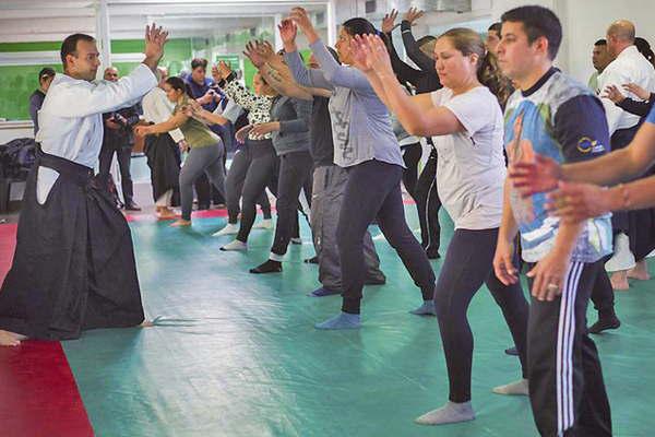 Policiacuteas usaraacuten teacutecnicas de aikido para enfrentar a los delincuentes