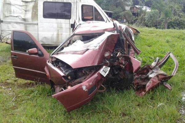 Cuatro muertos y seis heridos al chocar un auto y desbarrancarse