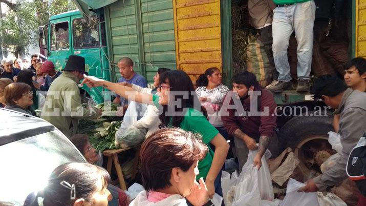 Furor en pleno centro por el Feriazo- las bolsas se venden a 30