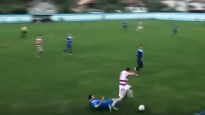 VIDEO  Un jugador perdioacute un testiacuteculo por una patada criminal