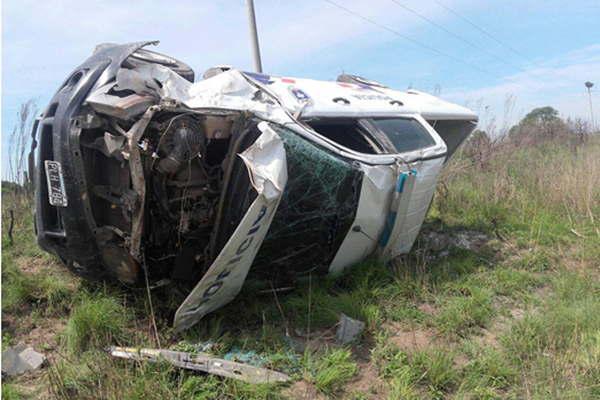 Policiacuteas se salvan de milagro tras un vuelco