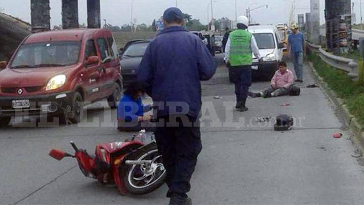 Una pareja en una moto se salva de milagro tras ser embestida