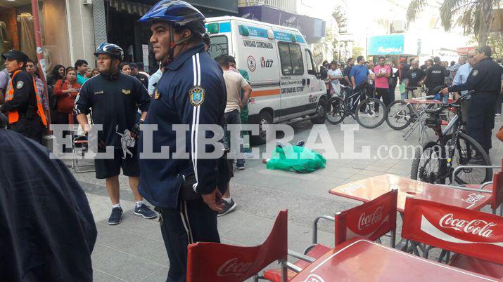 Un joven se descompensoacute y murioacute cuando caminaba por la peatonal