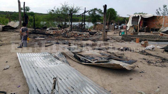 Madre con dos hijos se salvan de milagro al incendiarse su vivienda