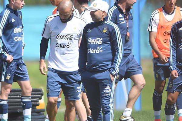 Extensa charla entre Mascherano y Sampaoli