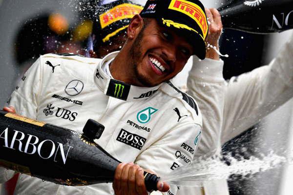 Hamilton ganoacute en Japoacuten y acaricia un nuevo tiacutetulo 