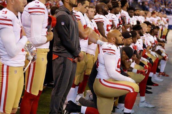 El vicepresidente de EEUU Pence abandonoacute el partido de la NFL por protesta de jugadores durante el himno