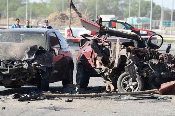 Un choque muacuteltiple en un cruce provocoacute un muerto