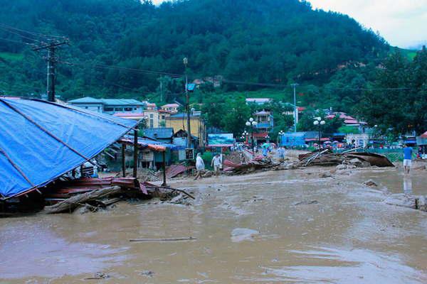 Graves inundaciones azotan a Vietnam