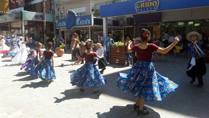 Con mucho ritmo y color se celebra el Diacutea del Respeto a la Diversidad Cultural