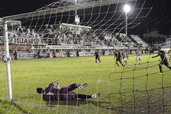 Gol agoacutenico tres puntos y la punta