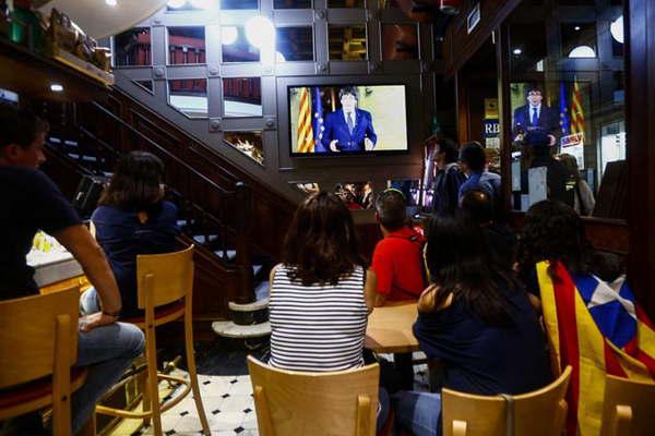 Maacutes tensioacuten y menos diaacutelogo  ante horas clave en Cataluntildea