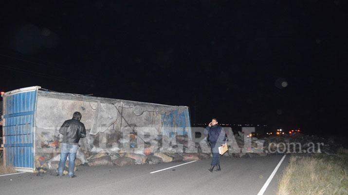 Violento vuelco de un camioacuten al esquivar un aacuterbol sobre Ruta 9