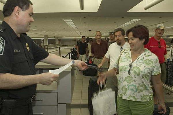 Aeroliacuteneas comenzaron a interrogar a los pasajeros que viajan hacia EEUU