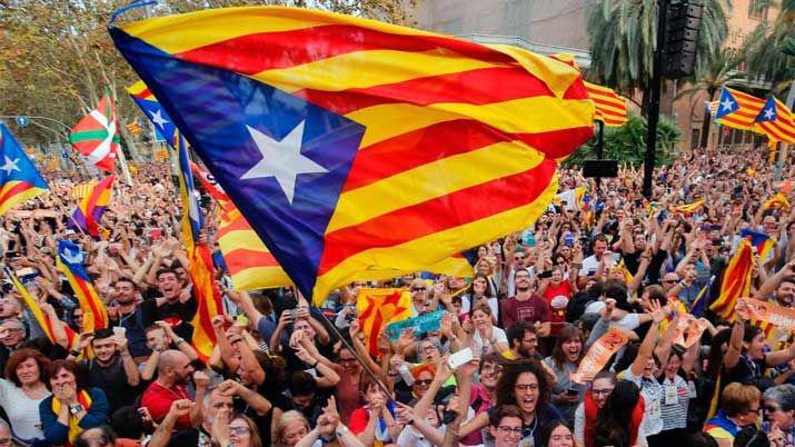 El Parlamento catalaacuten aproboacute la independencia de Cataluntildea