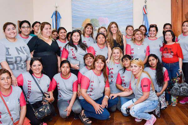 Emotiva visita de alumnas del Plan FinEs a la gobernadora