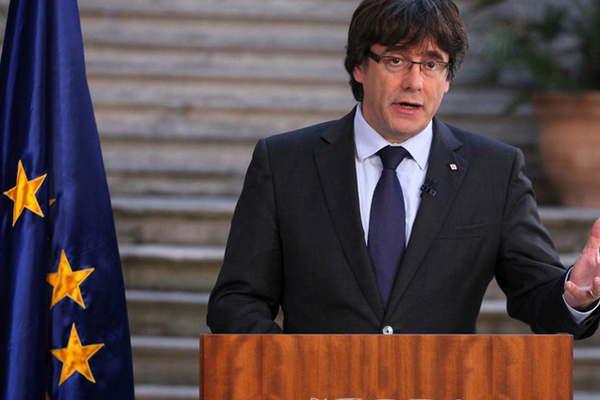 Puigdemont resiste y promete ir por maacutes por la independencia