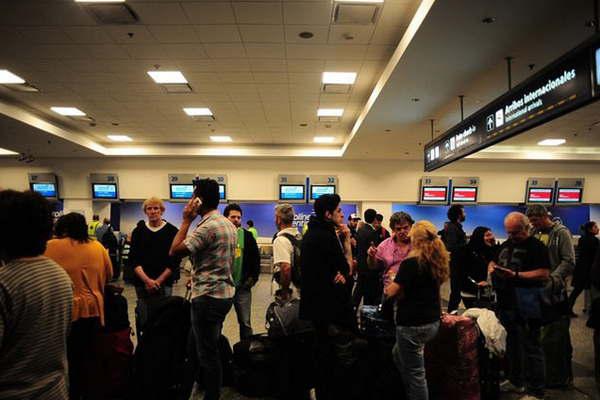 Paro en Aeroliacuteneas Argentinas dejaraacute hoy sin vuelos a Santiago y todo el paiacutes