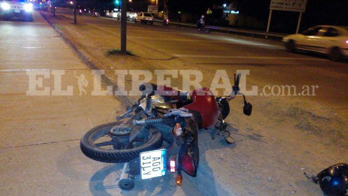 Dos menores heridos al chocar una moto con un auto