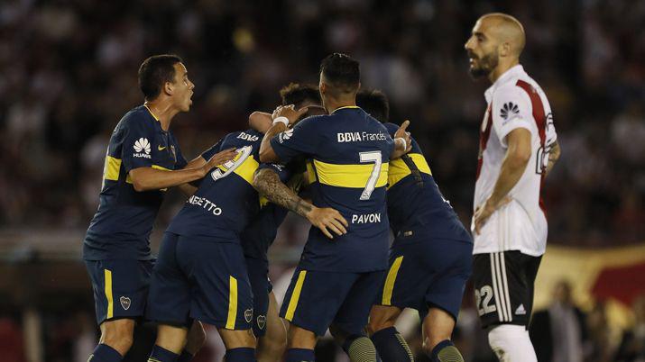 Suben y bajan el canto de los jugadores en pleno Monumental