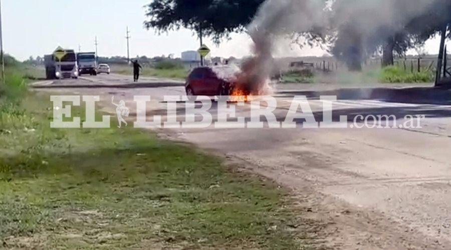 Un auto se prendioacute fuego en plena ruta