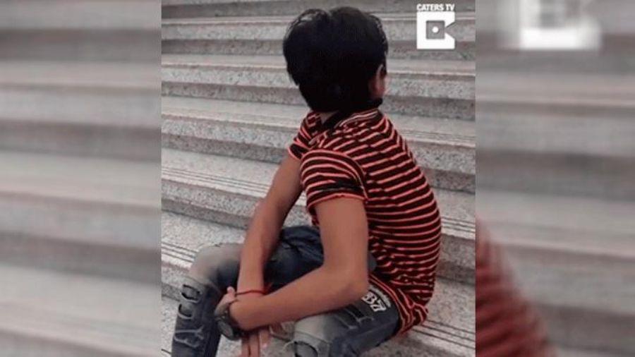 Furor por un adolescente que puede girar su cabeza 180 grados