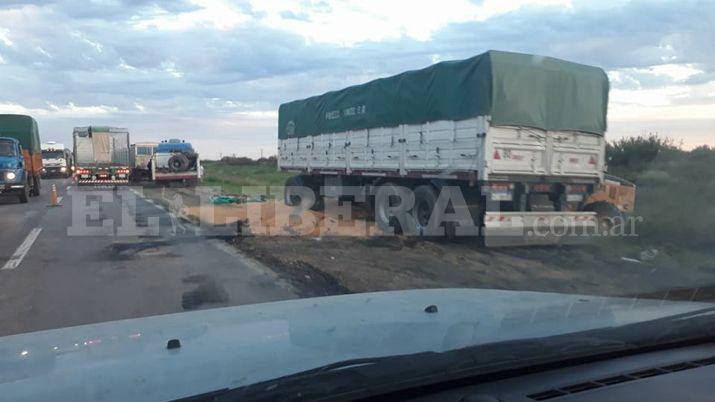 Importantes dantildeos materiales en un accidente entre camiones