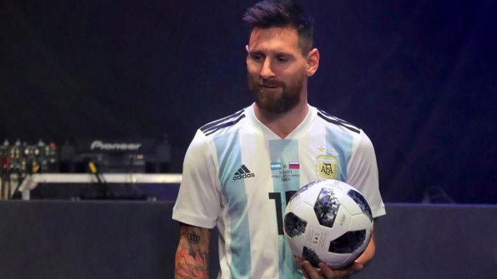 Lionel Messi presentoacute la pelota del Mundial de Rusia