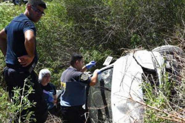 Un hombre fallecioacute en vuelco de camioneta