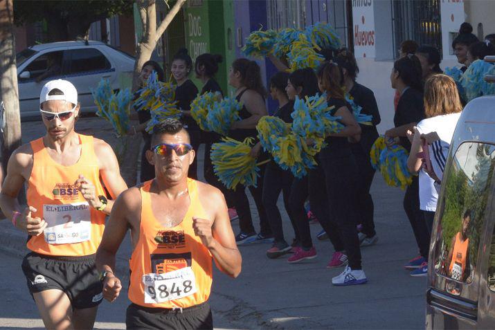 Los atletas de la Maratón de EL LIBERAL recibieron el afecto de las porristas santiagueñas