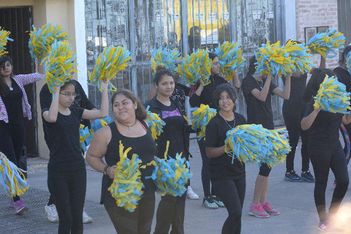 Los atletas de la Maratón de EL LIBERAL recibieron el afecto de las porristas santiagueñas