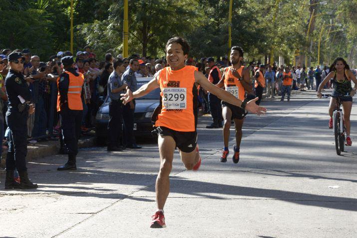 Ninguna adversidad fue suficiente para que miles de atletas lleguen al final de la Maratón de EL LIBERAL 2017