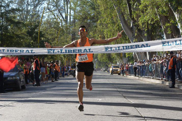 Ninguna adversidad fue suficiente para que miles de atletas lleguen al final de la Maratón de EL LIBERAL 2017