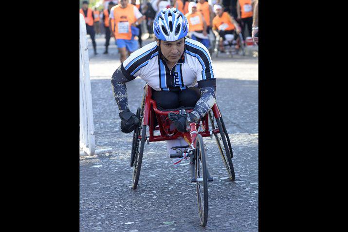 Ninguna adversidad fue suficiente para que miles de atletas lleguen al final de la Maratón de EL LIBERAL 2017