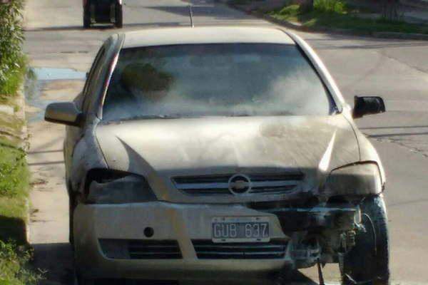 Investigan un incendio intencional que sufrioacute el auto de un abogado 