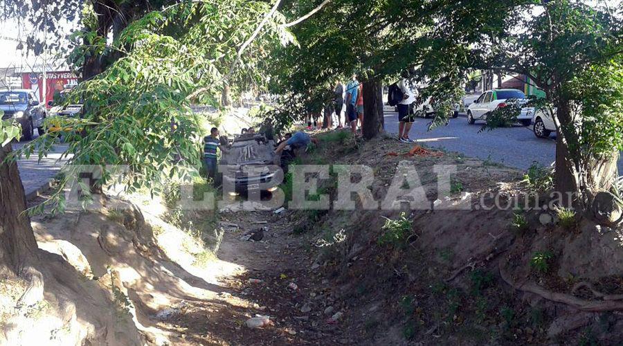 Un auto cayoacute en la acequia de Av Aguirre