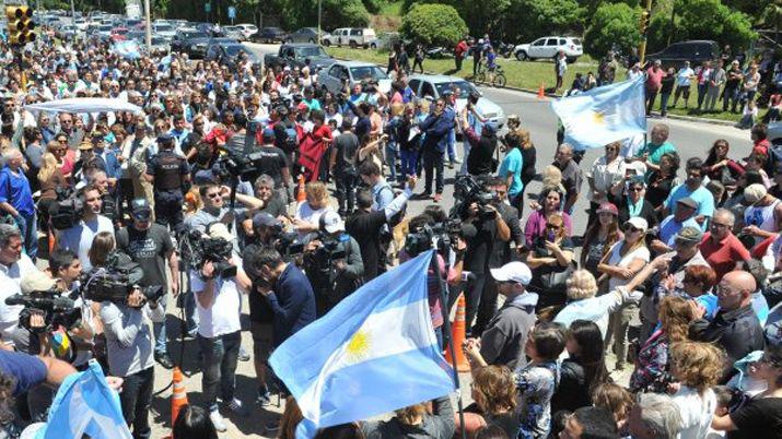 Maacutes de 2 mil personas marcharon por los tripulantes del ARA San Juan