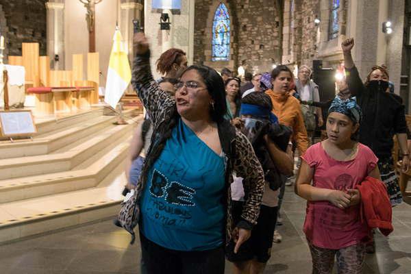 Manifestantes tomaron la Catedral de Bariloche y causaron dantildeos en el centro