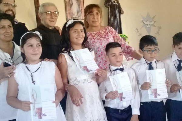 Nintildeos de La Bajada tomaron la primera comunioacuten en una ceremonia comunitaria
