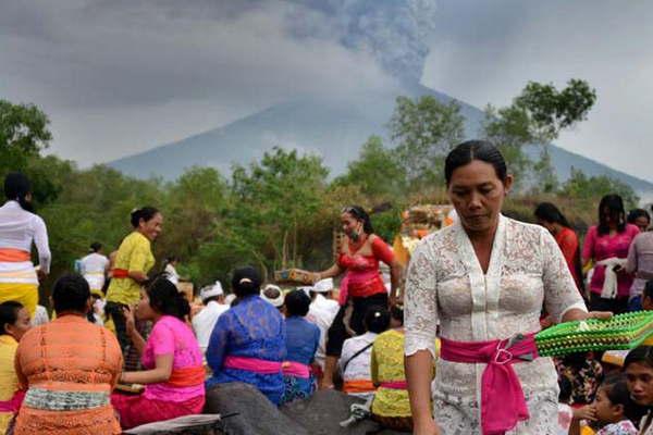 Evacuan a 100 mil personas por la erupcioacuten de un volcaacuten