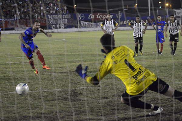 Los penales acabaron con el suentildeo gaucho 