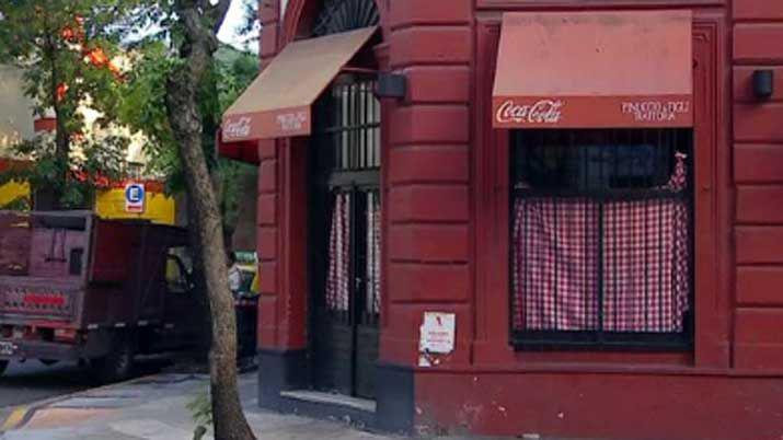 Conmocioacuten- un cocinero matoacute a un mozo a puntildealadas en un restaurante