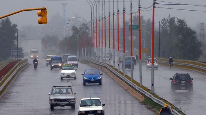 La lluvia volvioacute a sorprender a los santiaguentildeos