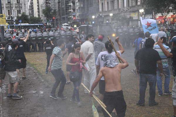 Masiva protesta de movimientos sociales por la reforma previsional